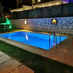 5 Km To Alacati, Luxury With Garden And Pool 别墅
