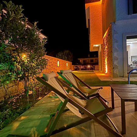 5 Km To Alacati, Luxury With Garden And Pool فيلة