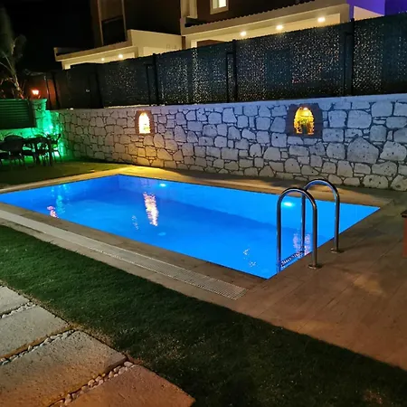 5 Km To Alacati, Luxury With Garden And Pool فيلة
