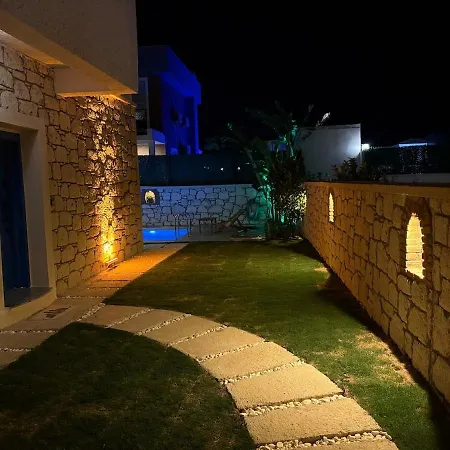 5 Km To Alacati, Luxury With Garden And Pool