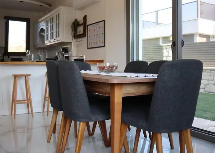 5 Km To Alacati, Luxury With Garden And Pool Çeşme